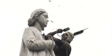 Estatua de Cristobal Colón dañada