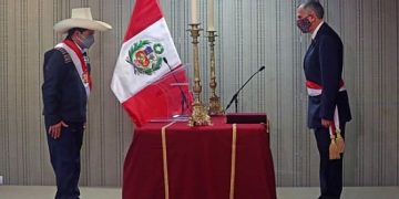 Pedro Castillo posesiona a Francke Perú