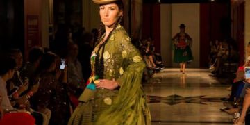 Desfile de moda. Chola boliviana