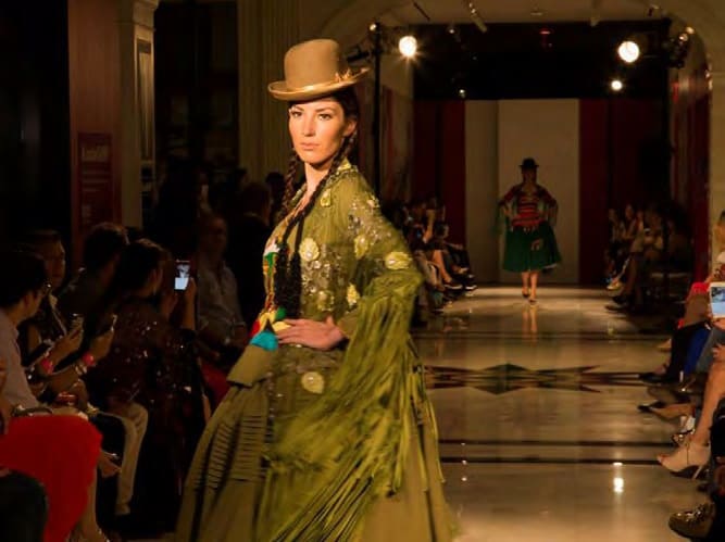 Desfile de moda. Chola boliviana