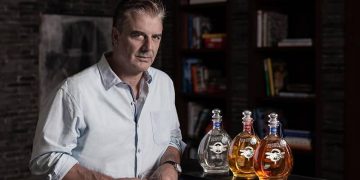 Chris Noth, tequila Ambhar, acoso sexual