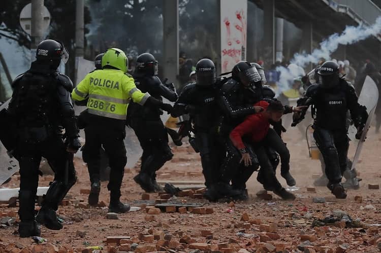 Colombia abuso policial, baja democracia HRW