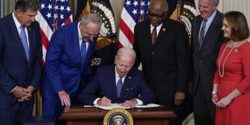 Biden firma proyecto ley cambio climático