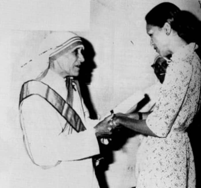 madre Teresa de Calcuta y esposa de Dubalier, dictador Haití