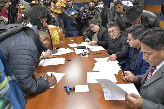 ministerio economía y cooperativistas firman acuerdo por impuestos, áreas protegidas