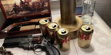 twit de Elon Musk, mesita de noche, armas