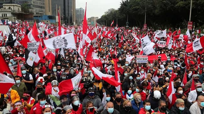 Perú protesta contra Castillo