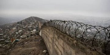 Perú, muro de la verguenza