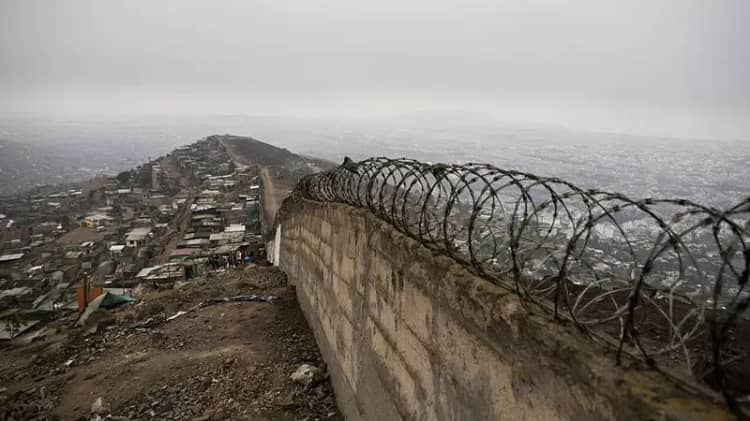 Perú, muro de la verguenza