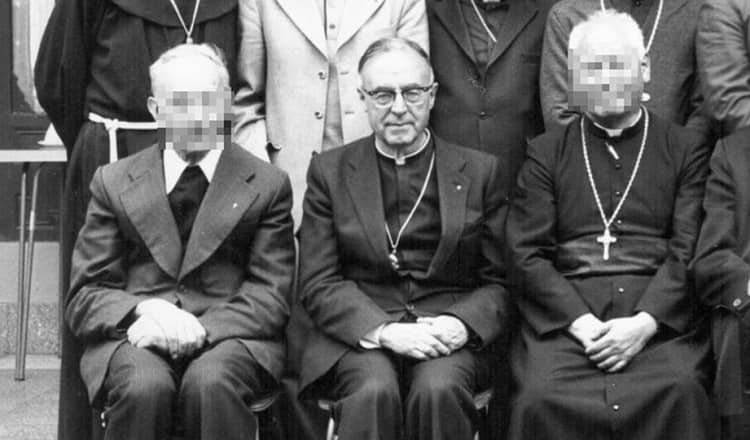 Alejandro Mestre (centro), jesuita español que fue arzobispo de La Paz y ahora es acusado de abuso de menores, en una imagen de 1984 en Bolivia.