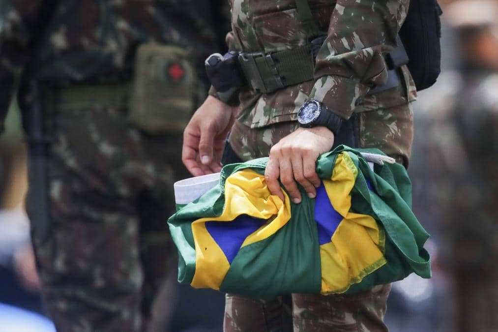 Brasil, FFAA, bandera recogida