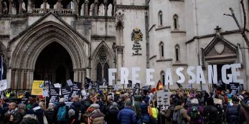 protesta en audiencias judiciales contra Assange, londres