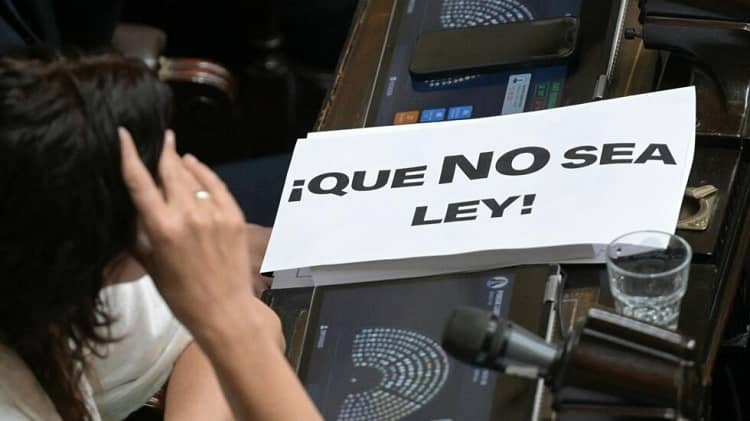 Argentina, rechaza ley omnibus de milei