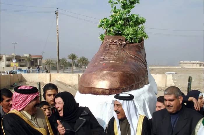 Muntadhar al-Zaidi lanza zapato histórico a bush