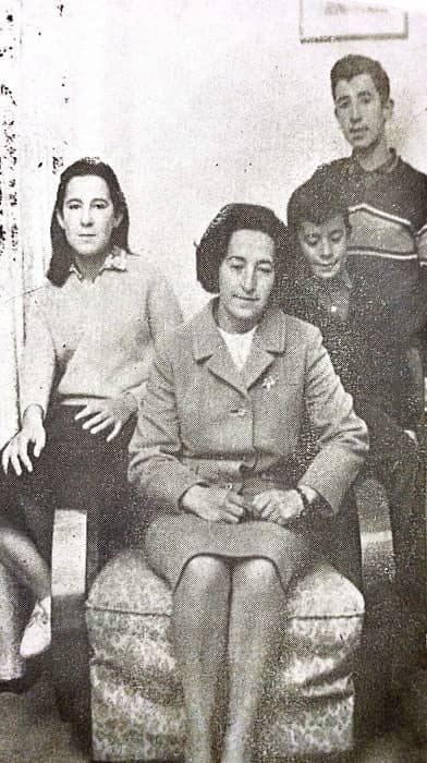 foto: La esposa del Gral. Ovando Candia, Elsa Omiste, rodeada de sus hijos Teresa, Marcelo (de pie) y Alfredo (sentado)