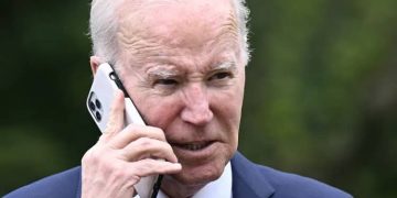 Biden habla por teléfono