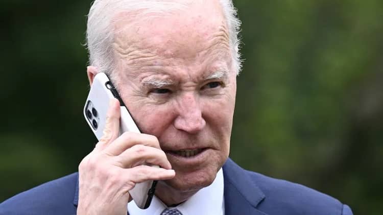 Biden habla por teléfono
