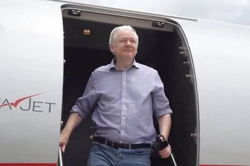 Julian Assange, este martes a su llegada al aeropuerto de Bangkok (Tailandia). @wikileaks