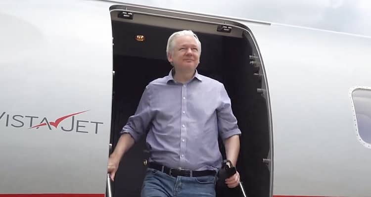 Julian Assange, este martes a su llegada al aeropuerto de Bangkok (Tailandia). @wikileaks