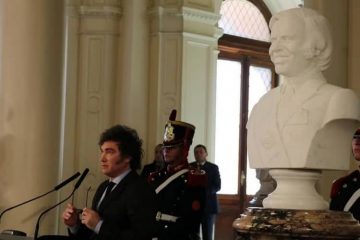 Milei inaugura busto de Menem en Casa Rosada
