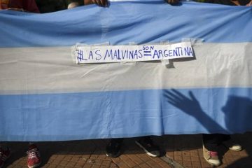 bandera argentina sobre islas malvinas