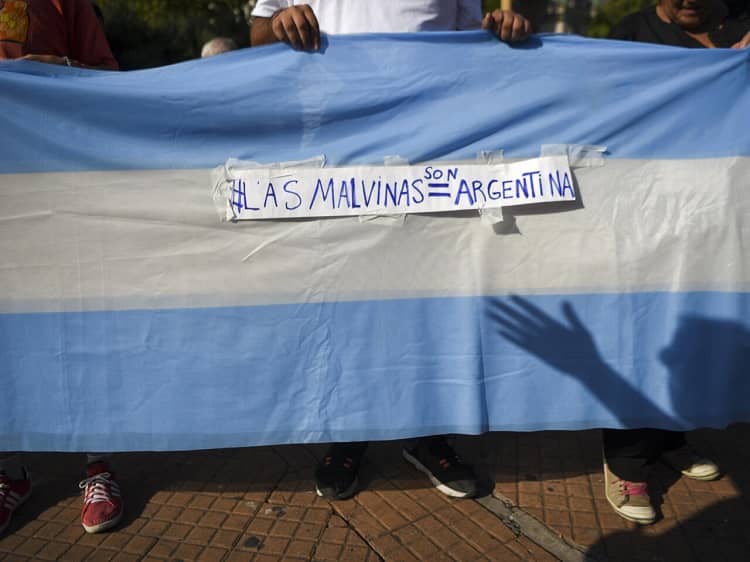 bandera argentina sobre islas malvinas