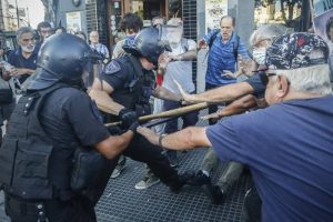 Argentina, milei, represión policial a jubilados,