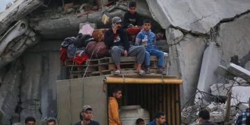 palestinos huyen de bombardeos de Israel en Gaza, limpieza étnica