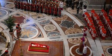 papa francisco, féretro San Pedro Vaticano