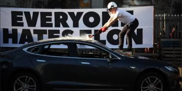tesla destruido protesta artística Londres