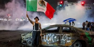 bandera méxico en Los Angeles, eeuu redadas migratorias