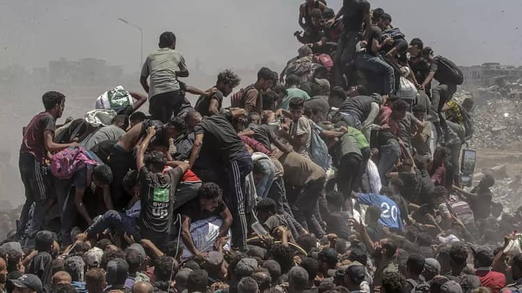 palestinnos tratan de conseeguir alimentos Gaza 2025