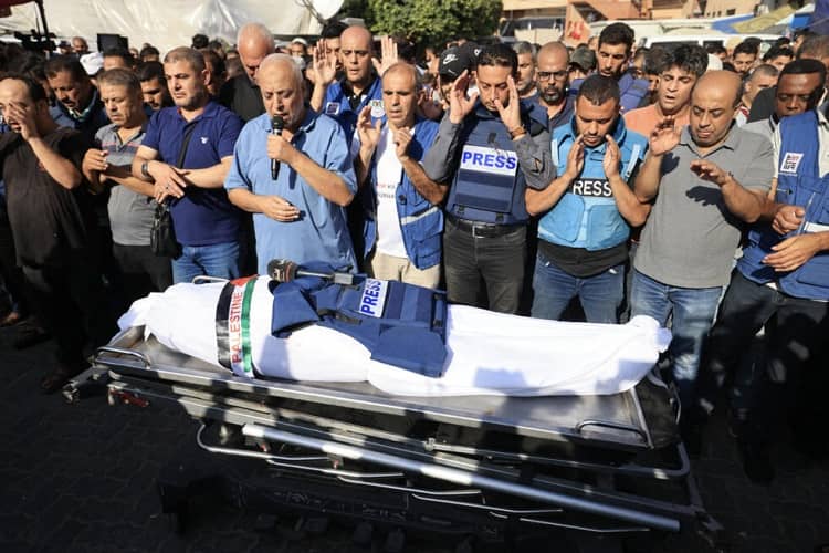 periodistas en gaza asisten a la muerte de un colega
