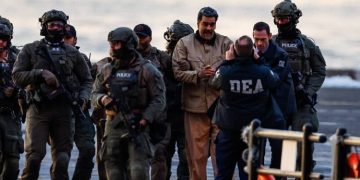 Traslado de Maduro a Corte de Brooklyn, esposado y rodeado de agentes de la DEA. Foto: Reuters