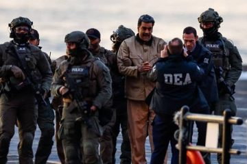 Traslado de Maduro a Corte de Brooklyn, esposado y rodeado de agentes de la DEA. Foto: Reuters