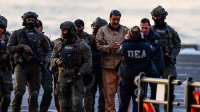 Traslado de Maduro a Corte de Brooklyn, esposado y rodeado de agentes de la DEA. Foto: Reuters