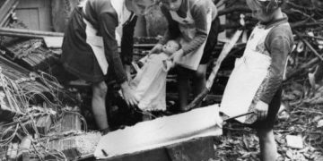 niñas jugando a la guerra, londres 1940