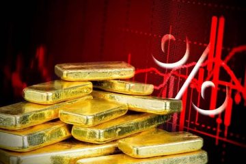 precio del oro cae, tasas de interés suben