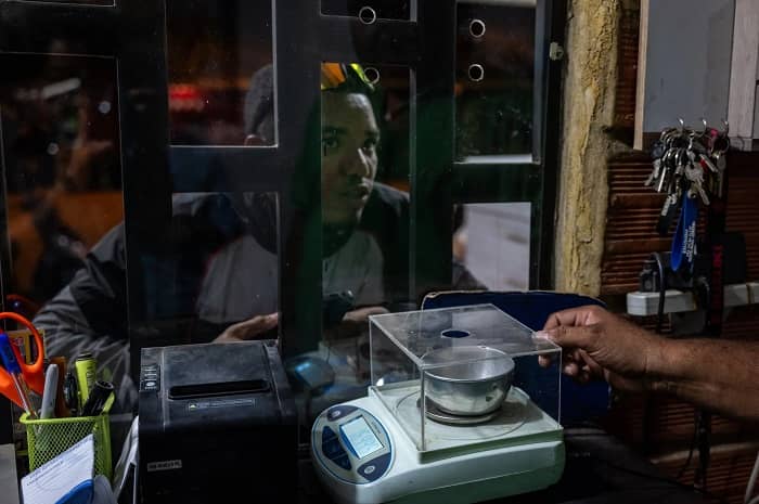 minero vende oro en casa de compra venta de oro Caucasia colombia