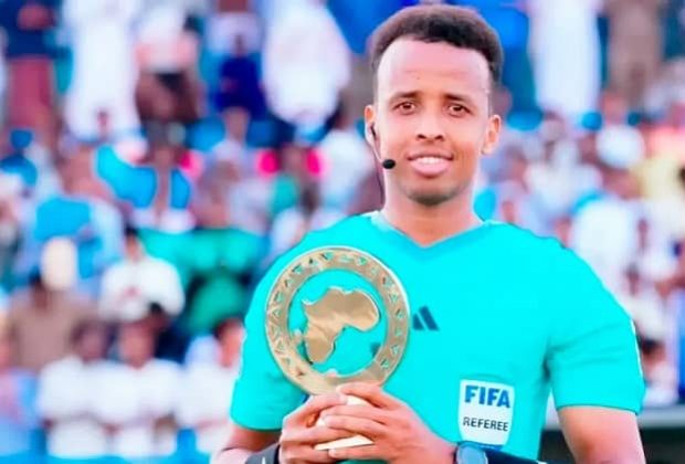 Omar Abdulkadir Artan, elegido mejor árbitro de África en 2025.