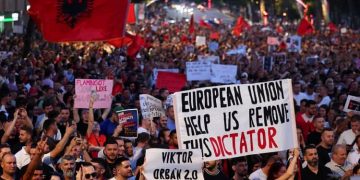 albania protestas contra complejo turístico privado de lujo