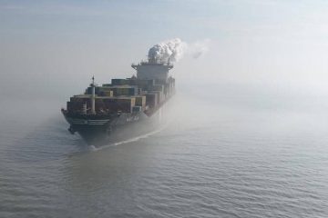 barco navega hacia el estrecho de Ormuz, irán