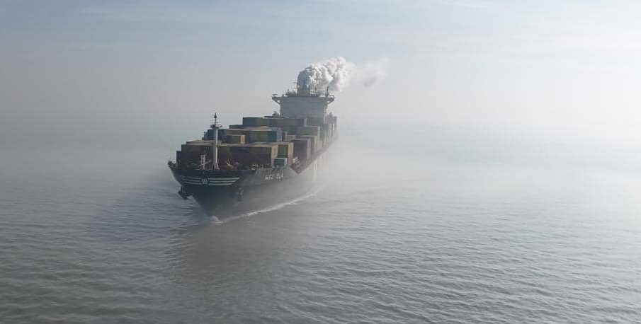 barco navega hacia el estrecho de Ormuz, irán