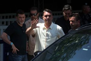 flavio bolsonaro huye a EEUU