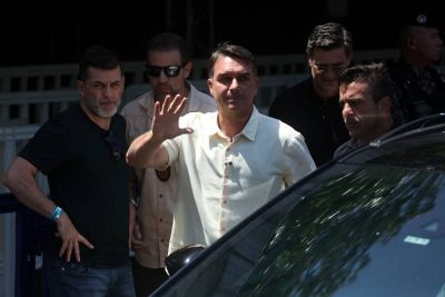 flavio bolsonaro huye a EEUU