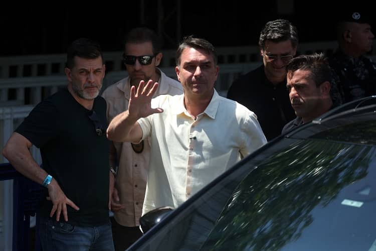 flavio bolsonaro huye a EEUU