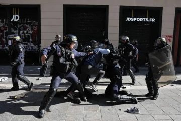 policía francesa detiene manifestantes