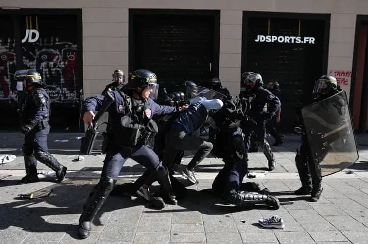 policía francesa detiene manifestantes