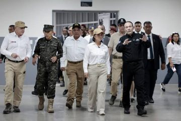 fujimori visita megacercel Cecot El Salvador